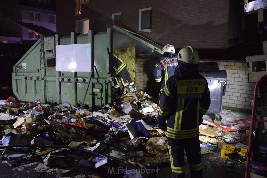 Feuer Papp Presscontainer Koeln Hoehenberg Bochumerstr P402.JPG - Miklos Laubert